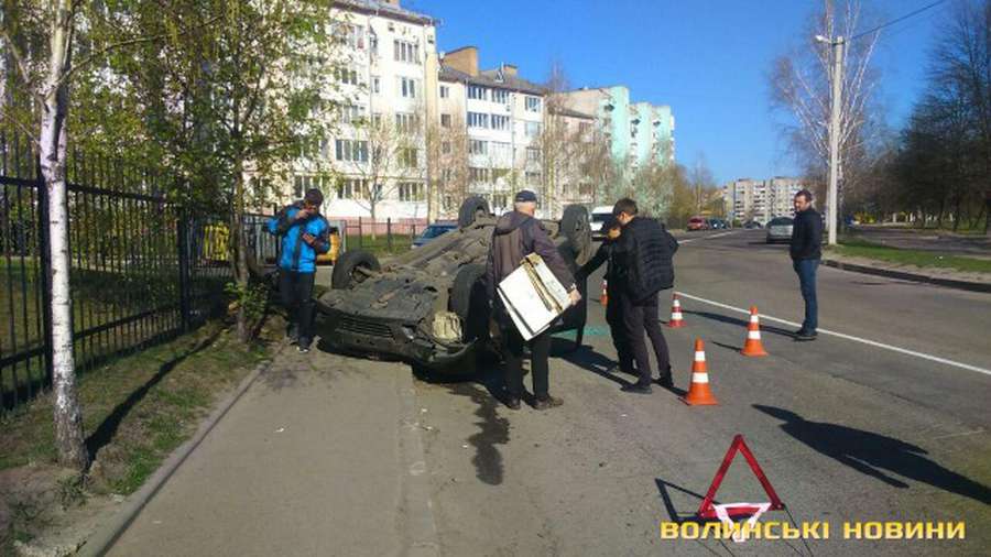 ДТП на Чорновола: авто в'їхало в дерево і перекинулося на дах (фото, оновлено)