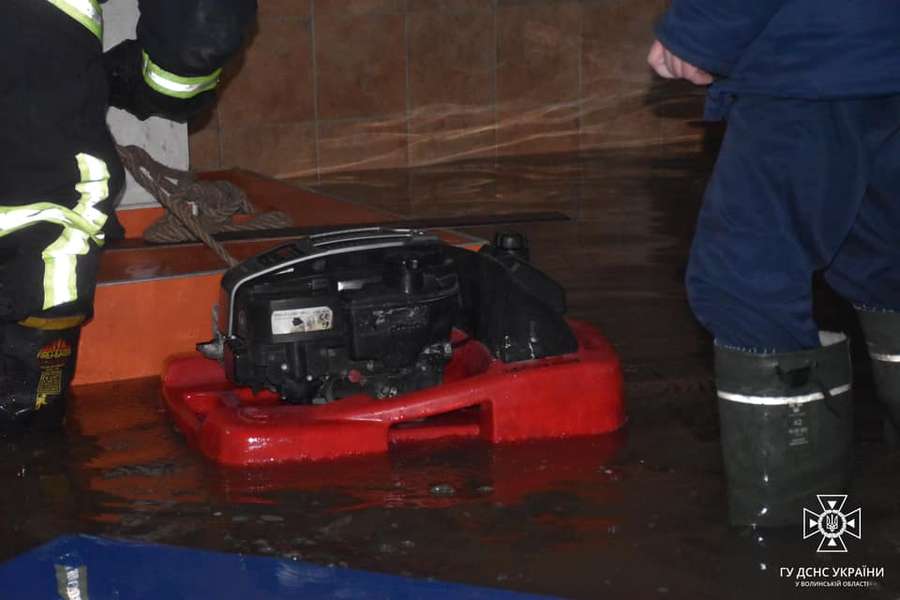 Понад 40 м³ води: у Луцьку на Соборності затопило підвал (фото)