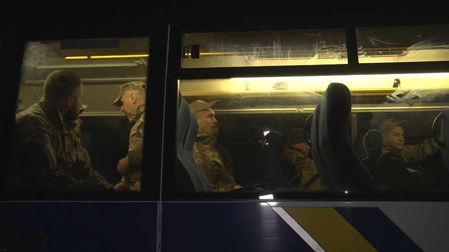 Після прощання з рідними бійці зайняли свої місця в автобусі