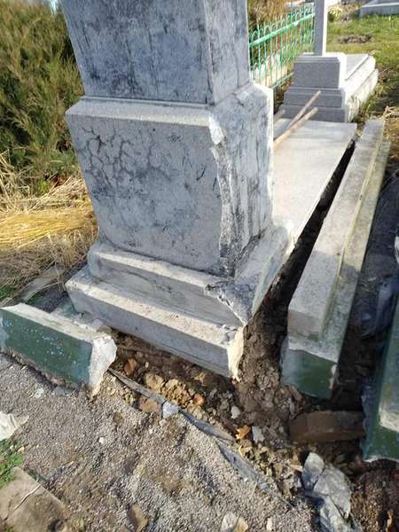 На Волині вандали пошкодили надгробки на кладовищі (фото)