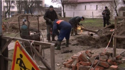 Порив ліквідували, але виявили ще один: у Луцьку два дні ремонтують тепломережу (відео)