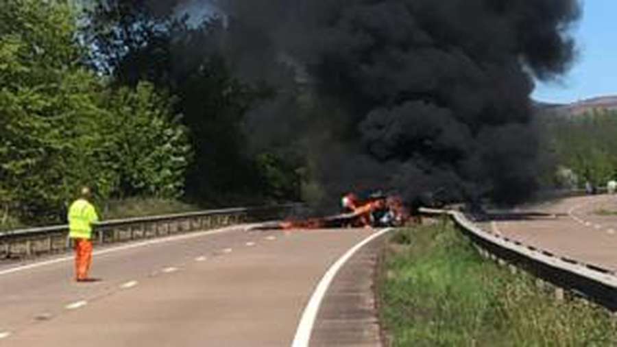 У Британії на шосе впав і спалахнув легкомоторний літак (фото)