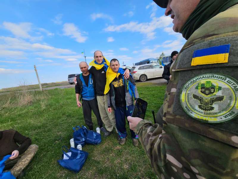 Україна повернула з російського полону 42 військових і двох цивільних (фото)