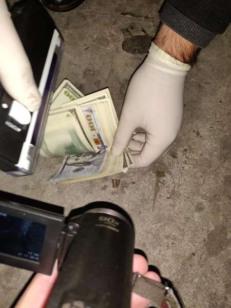 Три тисячі доларів за мовчання: волинського поліцейського спіймали на хабарі