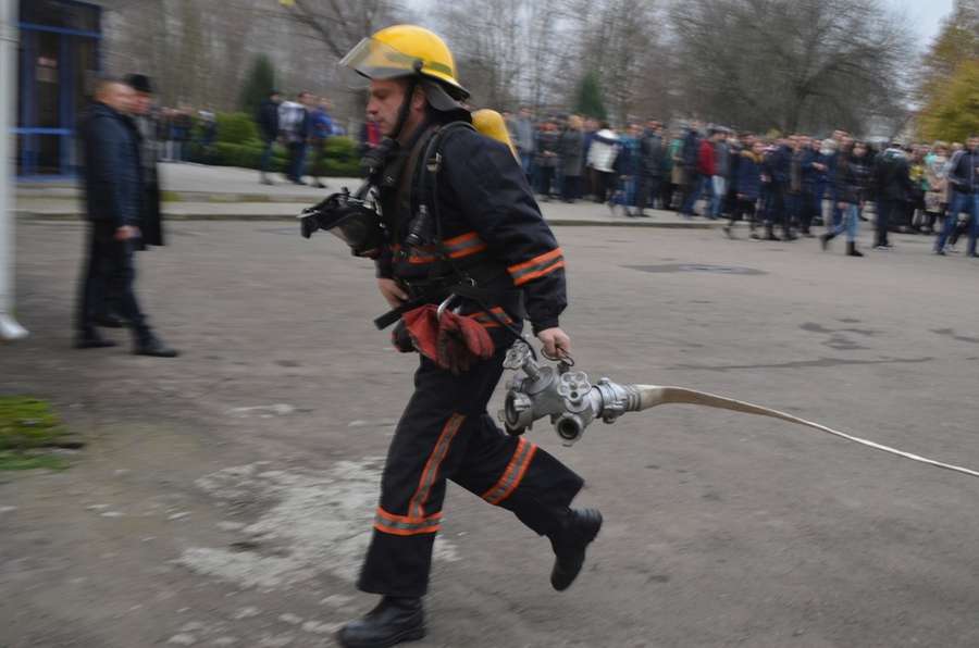 Пожежники евакуювали студентів луцького «політеху» (фото)