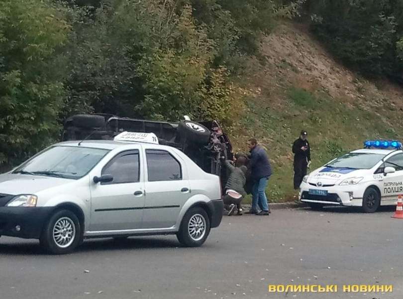 Не вписався в поворот і перекинувся: у Луцьку п'яний адвокат скоїв ДТП (фото)