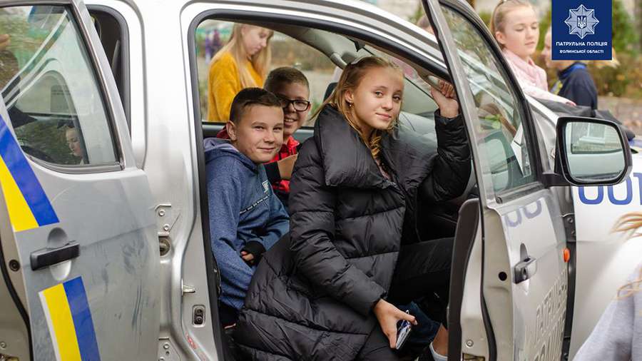 На Волині патрульні розповіли дітям про правила дорожнього руху (фото)