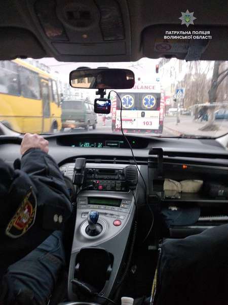 Патрульні спільно з медиками перевірили луцьких водіїв на чемність (фото, відео)