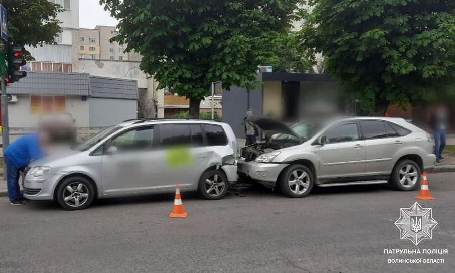 У Луцьку Lexus протаранив припарковане авто – водій був п'яний (фото, відео)