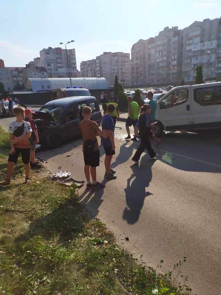 Вщент розтрощений «передок»: у Луцьку – аварія за участі двох автомобілів (фото)