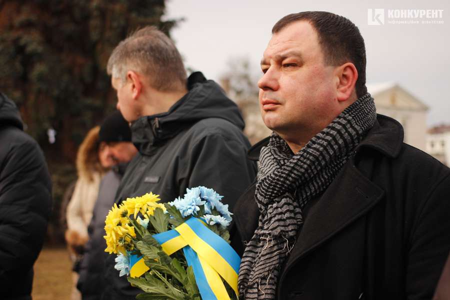 Квіти та сотні людей: у Луцьку вшанували пам'ять героїв Небесної Сотні (фото, відео)