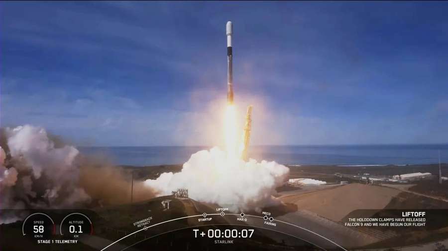 SpaceX за дев’ять годин запустила дві місії у космос (фото)