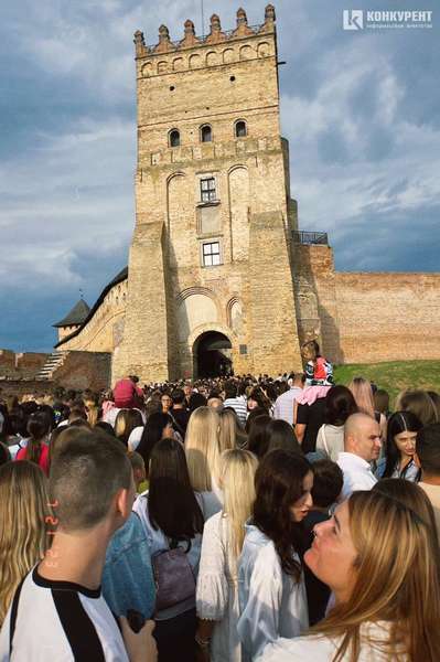 У Луцьку біля замку Любарта – величезні черги на концерт Пивоварова (фото)