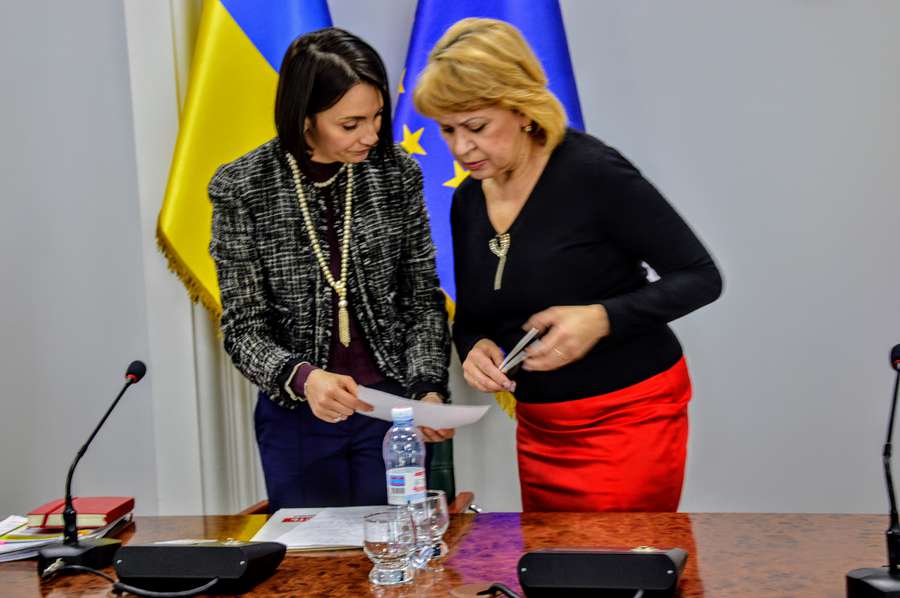 Юлія Вусенко радиться з начальником відділу секретаріату міської ради Тетяною Касьяновою