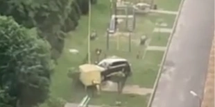 У Луцьку на Набережній автівка в'їхала в газову підстанцію – людей евакуйовують (відео)