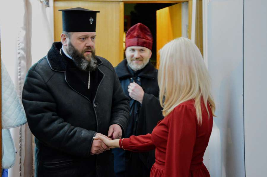 Олександра Куртєєва зустрічає митрополита Михаїла та прес-секретаря церкви Віталія Собка перед ефіром