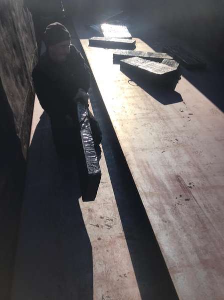 На Волині у вантажному поїзді виявили 12 ящиків контрабандного курива (фото, відео)