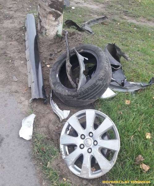 Відірване колесо і побитий капот: у Луцьку авто влетіло в стовп (фото)