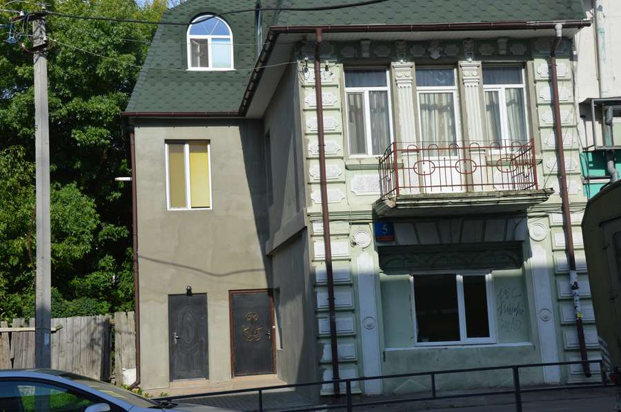 Будинок, який належить до ветхого фонду, на вулиці Сенаторки Левчанівської, 5