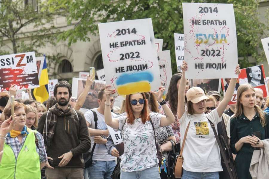 В Угорщині уперше пройшов велелюдний мітинг за Україну, поруч з проросійським (відео)