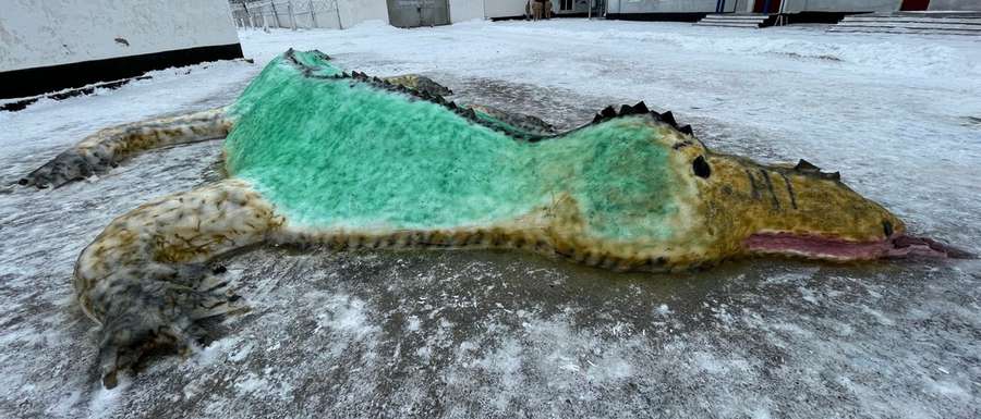 🐉 Цегла, сніг та вугілля: волинські в'язні зліпили міфічну істоту (фото)