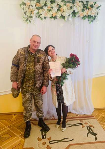 У Луцьку дистанційно зареєстрували шлюб, бо наречений – на передовій (фото)