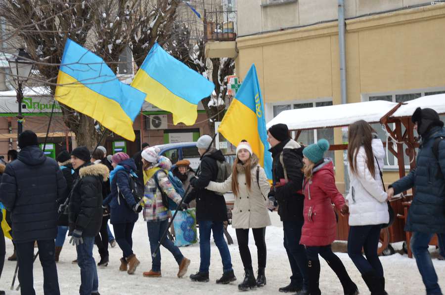 «Живий» ланцюг урочисто прямує вулицею Лесі Українки