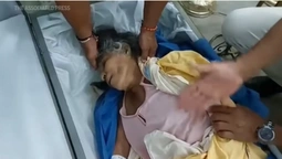 Стукала у труну: в Еквадорі жінка «ожила» під час власного похорону (відео)