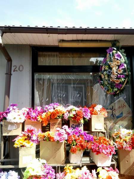 На луцькому ринку «паленку» продавали разом з похоронними вінками (фото)