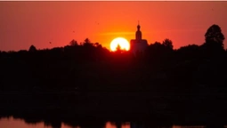 У небі і в воді: неймовірний захід сонця біля Луцька (фото)