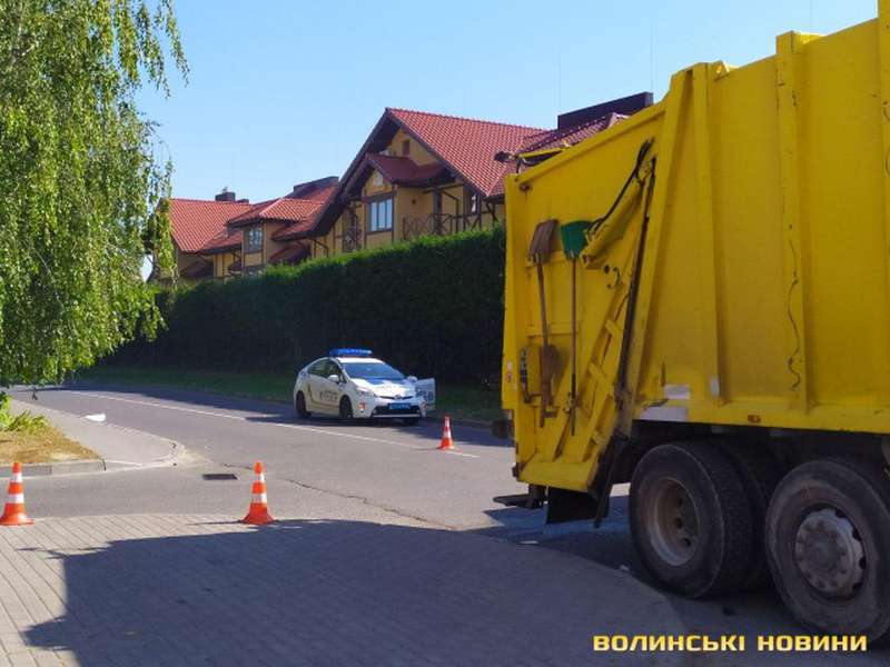 Бус, сміттєвоз і легковик: у Луцьку – аварія біля «Срібних лелек» (фото)