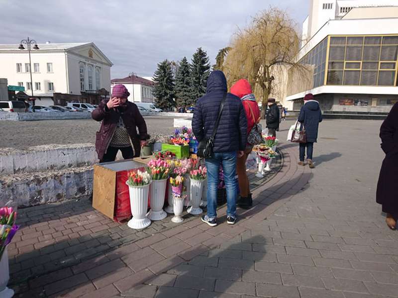 Ціни на квіти у Луцьку поки не зросли