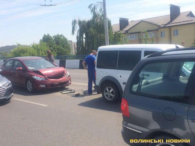 У Луцьку через аварію на шляхопроводі утворився затор (фото)