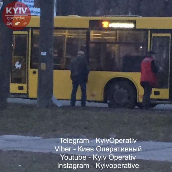 У Києві водій і кондуктор справили нужду на автобус (фотофакт)