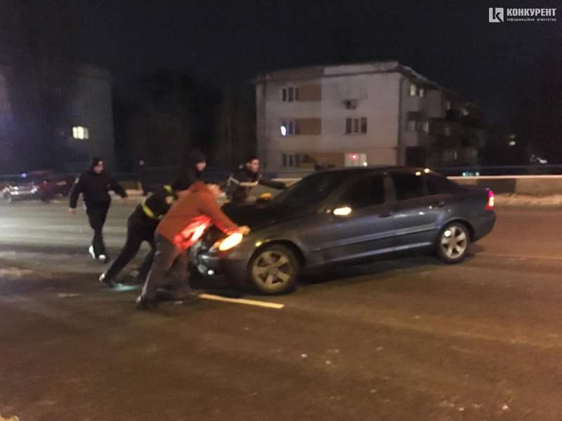 Жорстка ДТП паралізувала рух автомобілів у Луцьку (фото)