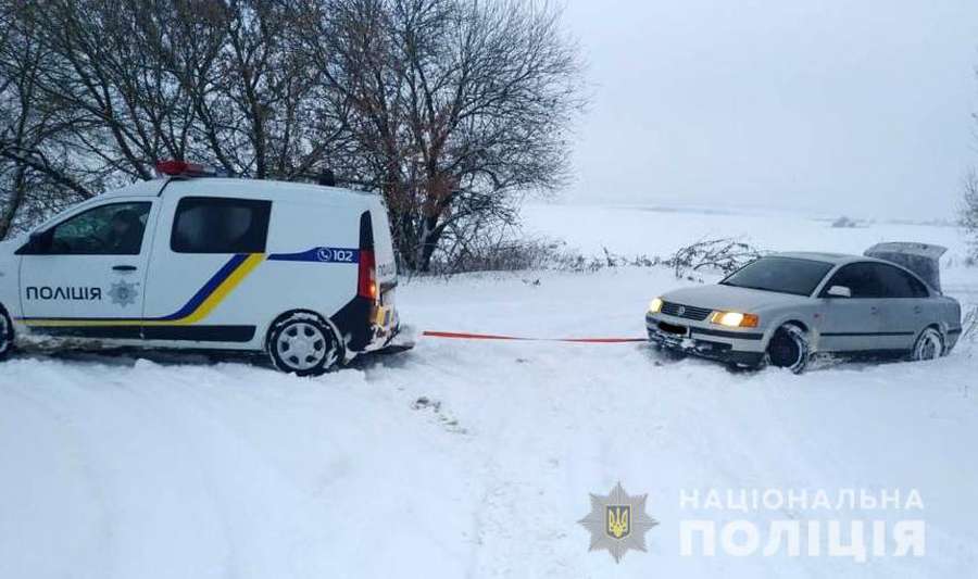 На Волині поліцейські допомагають водіям вибратися із снігового полону
