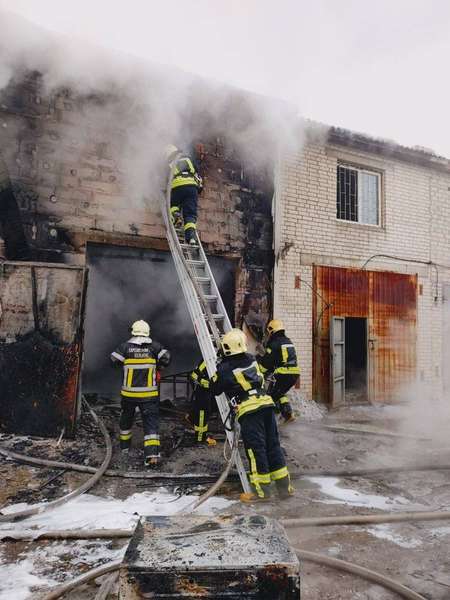 У Луцьку під час пожежі в гаражі обгорів чоловік (фото)