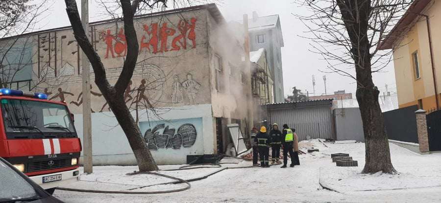 У Луцьку горить приміщення колишнього кінотеатру «Зміна» (фото)