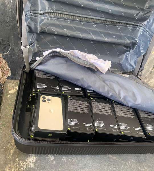 В Україну контрабандою везли новенькі iPhone-13 (фото)