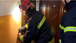 У Луцьку рятувальникам довелося ламати двері, аби допомогти 87-річній жінці (фото)
