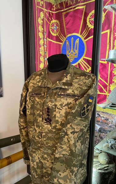 До військового музею у Луцьку передали форму Залужного (фото)