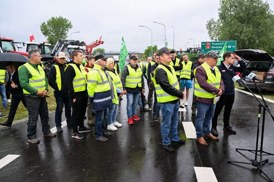 Польські фермери заблокували рух вантажівок на кордоні з Україною (фото)