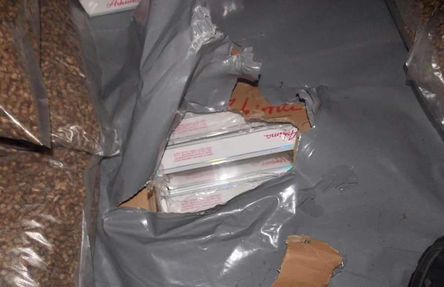 Луцькі прикордонники знайшли у вантажівці 270 000 пачок сигарет (фото, відео)