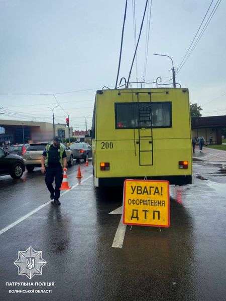 Аварія за участю тролейбуса у Луцьку: водій «рогатого» не обрав безпечної швидкості (фото)
