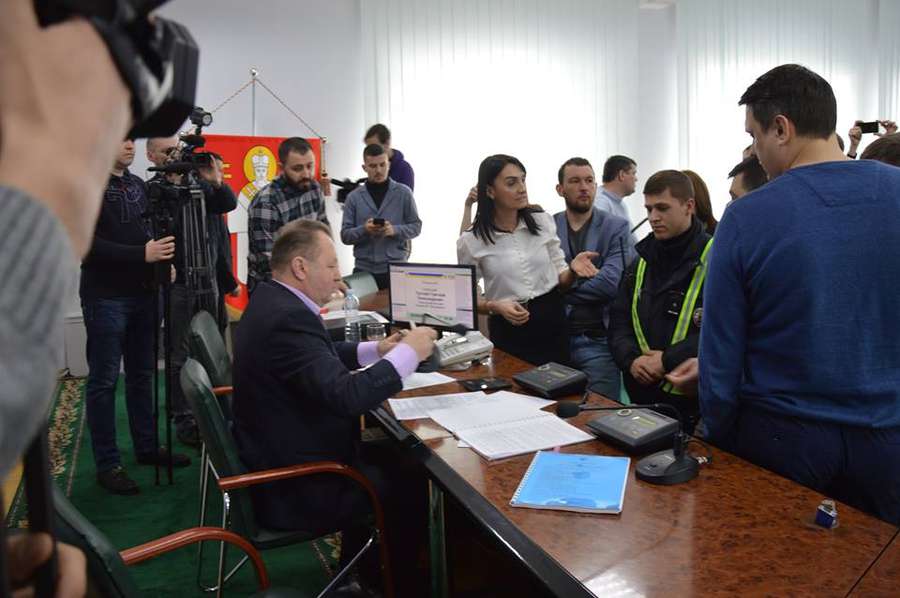 Депутат «зарядив» секретарю Луцькради зошитом (фото, оновлено) 