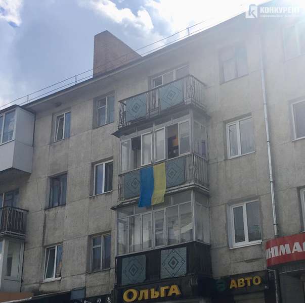Синьо-жовті балкони Луцька: День Незалежності на фото під іншим кутом