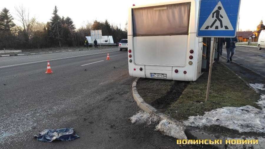 У Луцьку – ДТП з постраждалими: зіштовхнулись леговик та пасажирський автобус (фото)