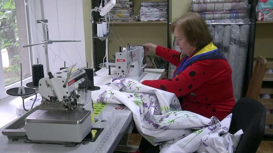 68-річна швачка-волонтерка Надія Троневич шиє постіль для переселенців