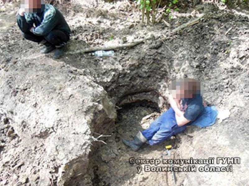 На Волині лопатами викопували бурштин (фото)