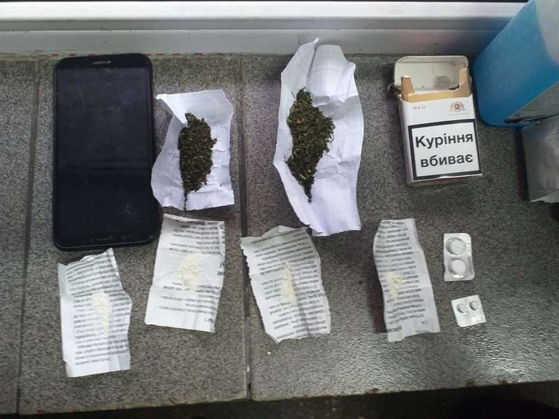 У Луцьку працівник СІЗО носив арештантам наркотики (фото)